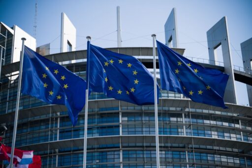 AI Act et RH : drapeaux de l'Union européenne devant le Parlement