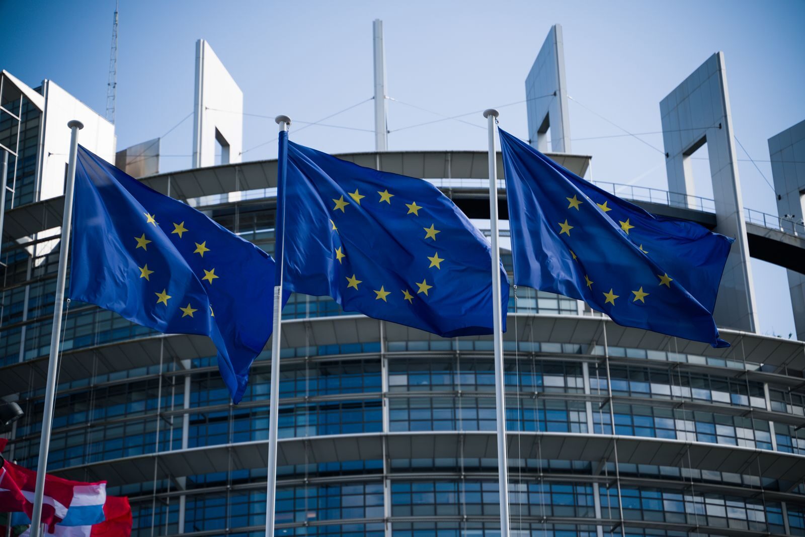 AI Act et RH : drapeaux de l'Union européenne devant le Parlement